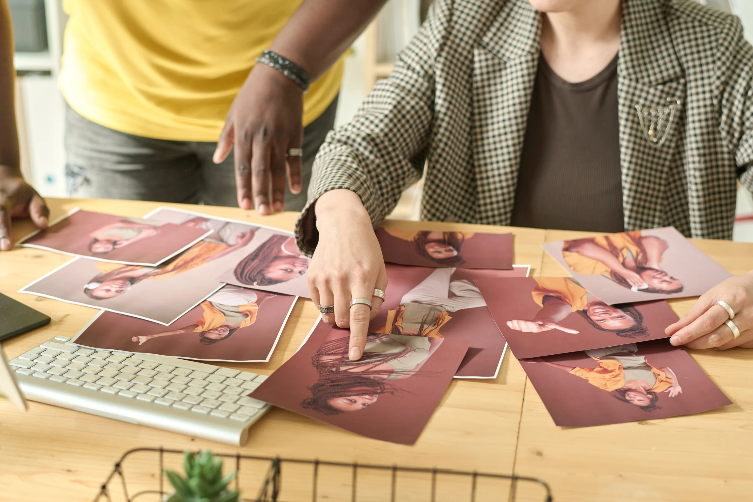 Tienda de stands y material display en Toluca , Mujer seleccionados fotos de modelos, a un asesor.