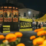 Montaje de stand publicitario moderno con muro gráfico y mostrador en una expo, stands publicitarios para expos